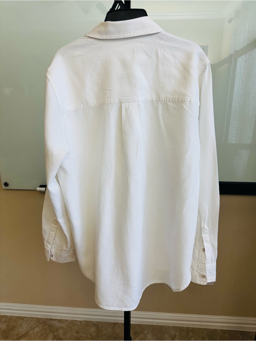 Universal Thread Women’s White Linen Button-Down Shirt with Chest Pocket - Picture 4 of 5